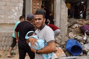 Izraelis: Gazos Ruožo civiliai gyventojai turėtų persikelti į pietus, kur išsiplės pagalba