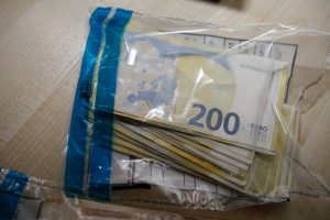 Sąžiningas pilietis rastus pinigus atnešė į policiją: ieškomas jų savininkas