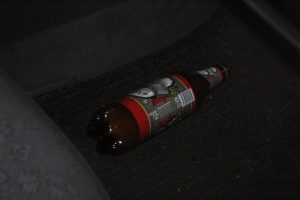 Už atkimštų alkoholio butelių gabenimą automobiliuose – 10 kartų didesnės baudos