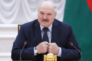 Žiniasklaida: Baltarusijos oligarchas per Lietuvą žaliava aprūpina Baltarusijos gamyklą
