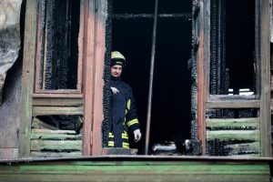 Šilainiuose užsidegė medinis namas: sužaloti du žmonės