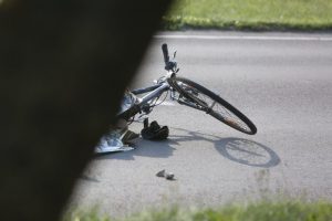 Tragedija Tauragės rajone: žuvo automobilio partrenktas dviratininkas