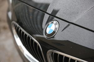 Policija ieško, kas sostinėje apgadino ir apvogė BMW