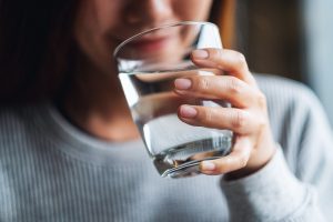 Sunku patikėti: moteris mirė išgėrusi per daug vandens