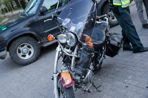 Atvirkštinė avarija: dėl vos ant kojų besilaikiusio girto pėsčiojo kaltės nukentėjo motociklininkas