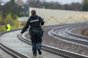 Tragedija: sostinėje ant geležinkelio bėgių rastas vyro lavonas
