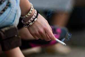 Mokiniai svaiginasi net nuo penktos klasės: tai ne šiaip cigaretės