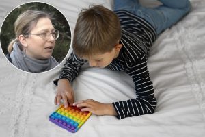 Autistiško vaiko mama: nesulaukęs pagalbos sūnus mokykloje išspardė sieną, sulaužė akinius