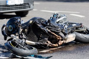 Per avariją Vilkaviškio rajone žuvo motociklininkas: kliudė gandrą (atnaujinta)