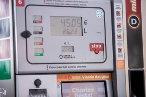 Ekspertai: Lietuva nepadarė jokių žingsnių degalų kainų mažinimui