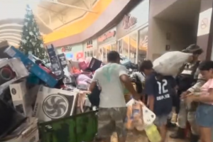 Po uragano – chaosas: žmonės ėmė siaubti parduotuves 