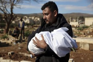 Siaubas Turkijoje: iš po griuvėsių traukiami negyvi vaikai, kūdikiai