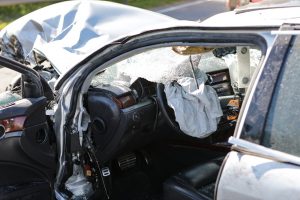 Avarija magistralėje: girto „Volkswagen“ vairuotojo kelionė baigėsi smūgiu į sunkvežimį