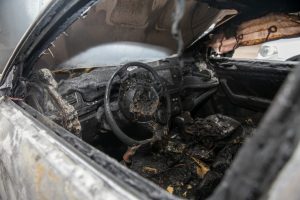 Debreceno gatvėje, įtariama, padegtas „VW Passat“: liepsnos apgadino dar du automobilius