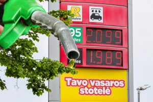 Nokautuojančios kainos verčia ieškoti išeičių: žmonės degalus perka Baltarusijoje?