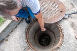 Tragedija Jurbarko rajone: užsimušė į kanalizacijos šulinį įkritęs vyras