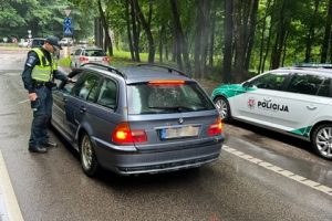 Kelių gaidelis su BMW kelyje „Via Baltica“ greitį viršijo dvigubai