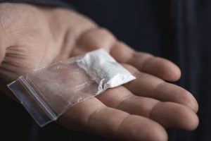 Kaune moteris į policiją atnešė pas nepilnametį rastus 15 maišelių su narkotikais