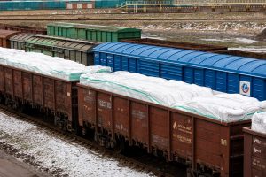 Tiriant galimą trąšų kontrabandą apeinant sankcijas muitinė sulaikė 15 vagonų su kroviniu
