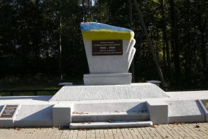 Ant paminklo sovietų kariams – Ukrainos vėliava