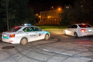Girto BMW vairuotojo chuliganišką pasirodymą nutraukė pareigūnai – apdalino baudomis