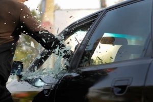 Užpuolimas prie naktinio klubo: girtas vyras išdaužė „Audi“ langus, grasino ekipažui
