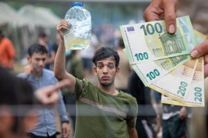 Mažina išmoką savanoriškai grįžti sutinkantiems migrantams: vietoj 1000 mokės 300 eurų