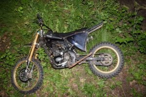 Tragedija Lazdijų rajone: rastas nuo kelio nulėkęs motociklas, šalia – negyvas motociklininkas
