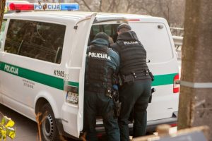 Pas Vilniaus pareigūnų sulaikytus vyrus – narkotikai, šoviniai ir parakas