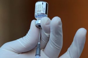 Tyrimas: per pirmuosius metus COVID-19 vakcinos išgelbėjo 20 mln. gyvybių