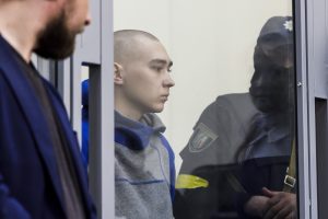 Prieš Ukrainos teismą stojo pirmasis Rusijos karys: gresia kalėjimas iki gyvos galvos