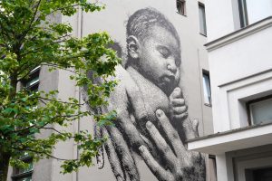 Ant pastato sienos – meno kūrinys, jautriai atskleidžiantis motinos ir kūdikio ryšį