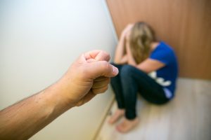 Kupiškio rajone – naktį įsiplieskęs vyro smurtas prieš nepilnametę