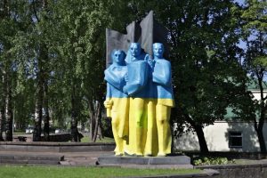Siūlo nukelti „Vėliavnešių“ skulptūrą Ukmergėje: tai tipinis sovietinis paminklas