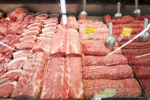 Lietuviai valgo per daug mėsos, nes kitoks maistas brangesnis?