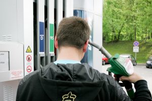 Kodėl lietuviai už degalus moka brangiau nei vokiečiai?