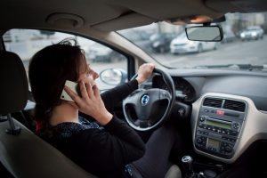 Prie vairo – su telefonu rankose: valdžia skuba keisti įstatymus, teisininkai tikina – nepadės