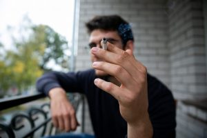 Pakeisti draudimą rūkyti balkone – misija neįmanoma?