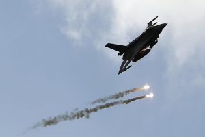Danų gynybos ministras: Danija padės mokyti Ukrainos naikintuvų F-16 pilotus 