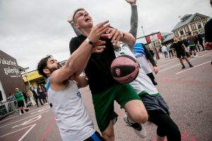 Prekybos miestelyje „Urmas“ nugriaudėjo gatvės kultūros festivalis „Naktinis krepšinis“