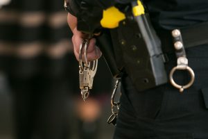 Vilniuje pareigūnai automobilyje rado antrankius, ginklą ir ieškomą vyrą
