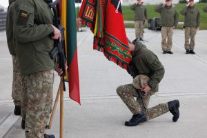 Ginti Lietuvą prisiekė apie 1 tūkst. karių, 80 savanorių