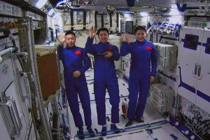 Kinijos astronautai pradėjo darbą naujoje kosminės stoties laboratorijoje