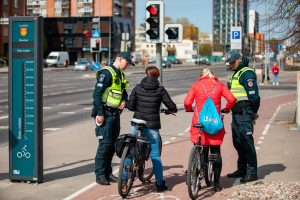 Klaipėdos pareigūnai tikrino, kaip taisyklių laikosi važiuojantieji dviračiais ir paspirtukais