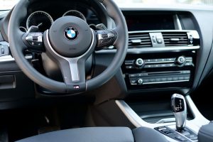 Šiauliuose iš trijų BMW automobilių pavogti vairai, multimedija