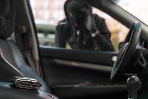 Klaipėdos rajone iš automobilio pavogta daugiau nei 5 tūkst. eurų