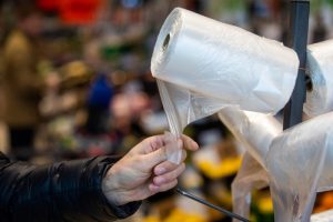 Nustebino pirkėjus: plastikinius maišelius apmokestino anksčiau laiko?