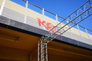 Uostamiestyje siautėja grafitininkai: išpaišė estakadą