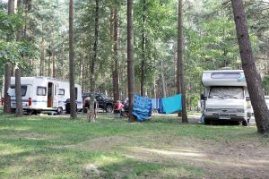 Girulių kempinge verda gyvenimas: atvažiuoja ir užsieniečių