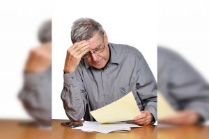 Pensininkas – be pensijos: kelis mė­ne­sius išmokų nesulaukusiam vyrui patarė prašyti pašalpos